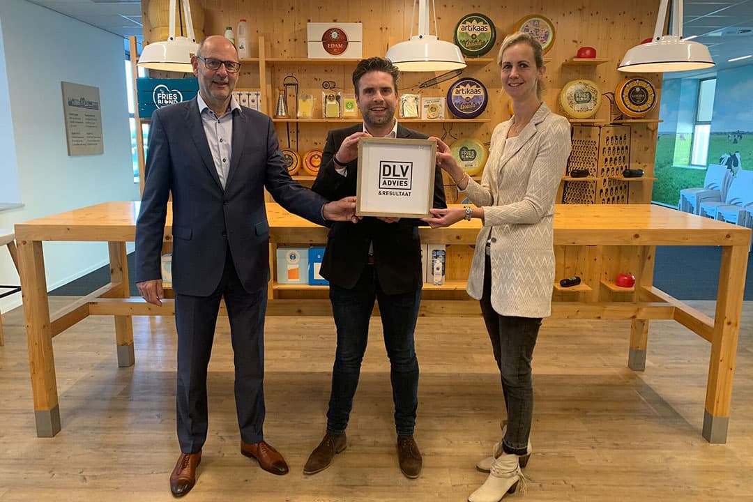 Klaas de Jong (COO Royal A-ware, links), Niek Groot Wassink (Adviseur Financieel Management DLV Advies, midden) en Anneke Jorritsma-van der Zijl (Manager Dairy Academy Royal A-ware). - Foto: A-ware