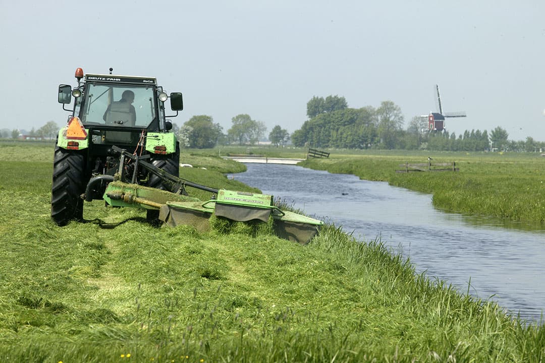 Vooral in waterrijke gebieden hebben de verplichte bemestings- en gewasbeschermingsvrije zones effect. In sommige waterschappen gaat het om meer dan 6% van het landbouwareaal. - Foto: Mark Pasveer
