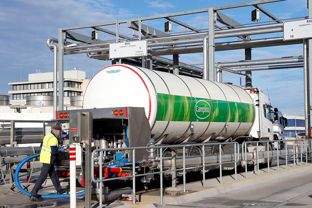 Melk wordt gelost bij de fabriek van FrieslandCampina in Veghel. - Foto: Bert Jansen