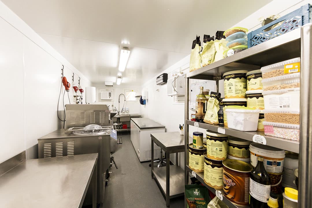 Er komt veel kijken bij het realiseren van een ijskeuken op een boerenbedrijf. De 30 liter kookketel van Valmar is inmiddels ingeruild voor een 60 liter ketel, om aan de vraag te kunnen voldoen. - Foto: Valmar