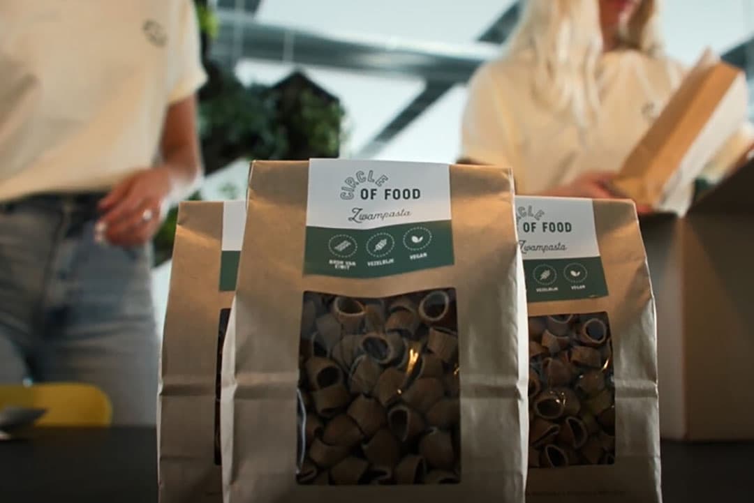 De zwampasta, gemaakt van oesterzwammen gekweekt op koffiedik, is het eerste paradepaardje van Food of the Future. - Foto: Rabobank