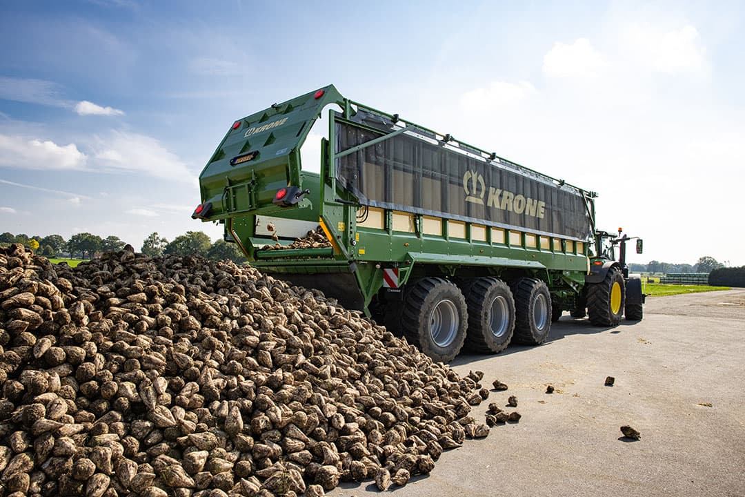 De GX-serie is een universele transportwagen die naast silage geschikt is voor akkerbouwgewassen zoals graan, aardappels, bieten en meststoffen. Het kleinere model heeft een inhoud van 44 kuub en is leverbaar als twee- en drie-asser. Het grootste model (52 kuub) is als drie-asser verkrijgbaar. - Foto's: Peter Roek