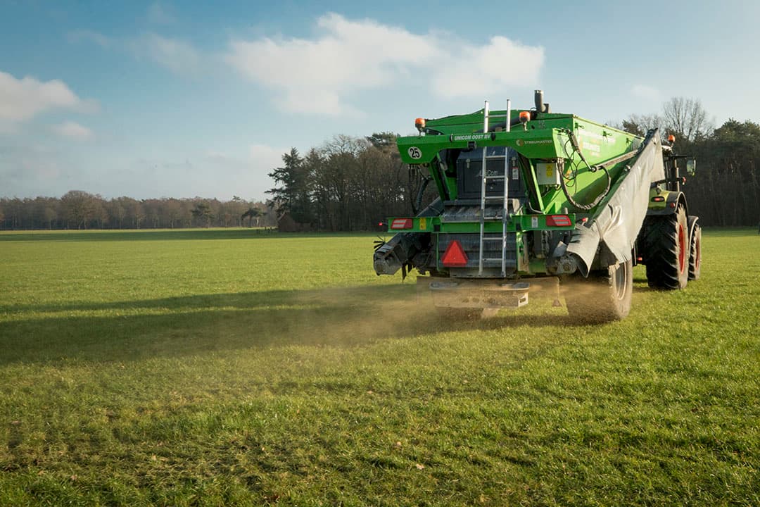 Strooien van kalk. - Foto: Koos Groenewold