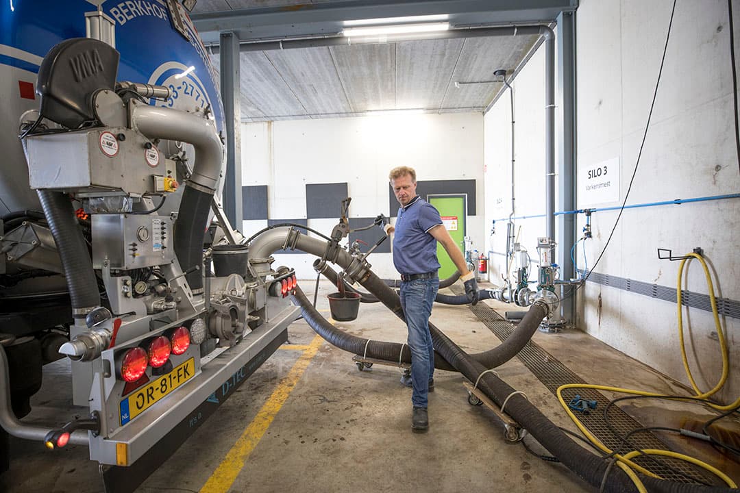 Mest bewerken voor de productie van kunstmestvervangers is een belangrijke stap naar meer kringlooplandbouw. - Foto: Koos Groenewold