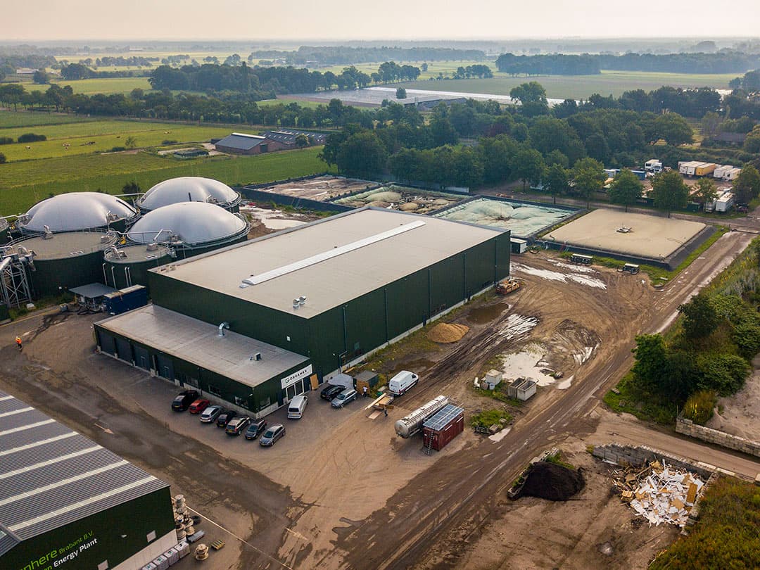 De mestverwerkingsfabriek van Orgamex in Sterksel. Deze is afgelopen zomer in gebruik genomen. - Foto: Bert Jansen