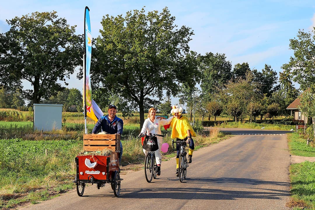 Pluimveemedewerker Stef Stals, donderdag 7 oktober op de bakfiets onderweg naar Nederweert (L), begeleid door de pluimveehoudsters Vera Lardinois en Thea Adams. - Foto's: Bert Jansen