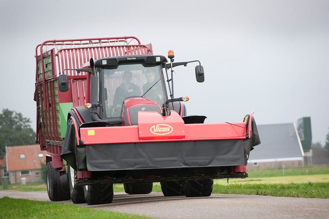 Machines in de fronthef ontnemen ook een deel van het zicht naar voren. - Foto: Mark Pasveer