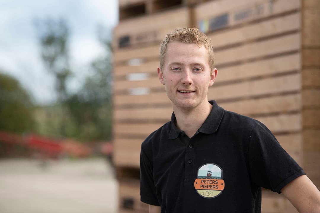 Peter Huiberts (22) woont in Anna Paulowna (N.-H.) waar hij samen met zijn moeder een akkerbouwbedrijf van 75 hectare heeft. - Foto's: Mark Pasveer