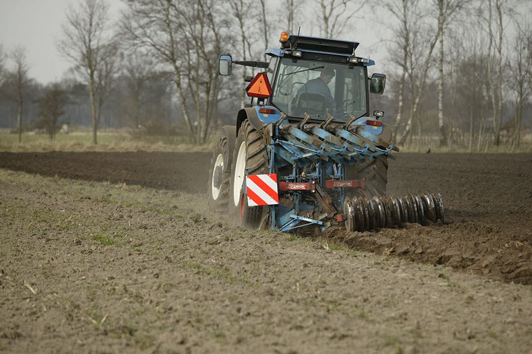Ploegen van droogtegevoelige zandgrond. Toevoegen van klei verbetert de bodemkwaliteit. - Foto: Peter Bakker