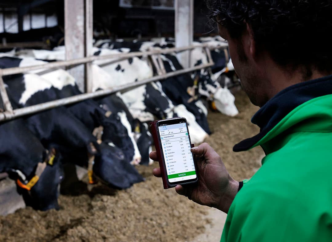 Multitasking, waaronder het gebruik van de telefoon onder werktijd, is een eeuwenoud gebruik op de boerderij. - Foto: Ruud Ploeg