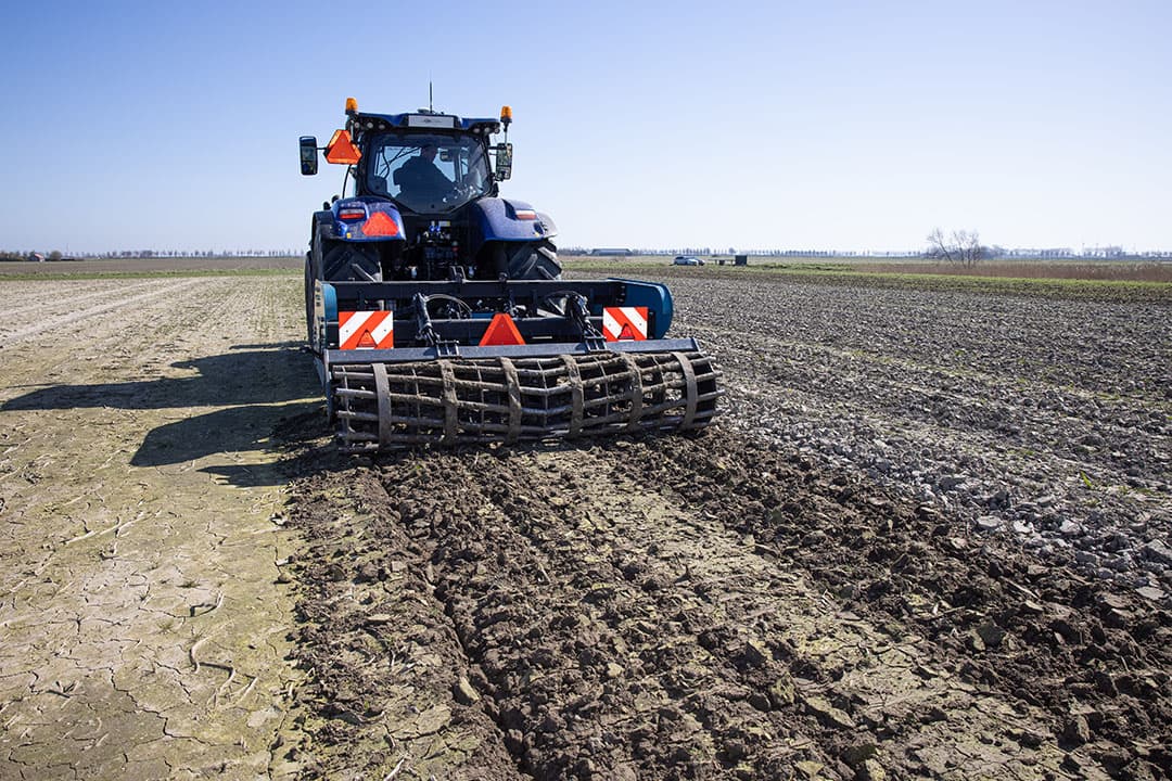 Bovenop lijkt het alsof er niet veel gebeurt, maar de aarde beeft. 80 diep en 3 meter breed wordt de hele grondbalk opgebroken. De opbouw blijft intact. - Foto: Peter Roek