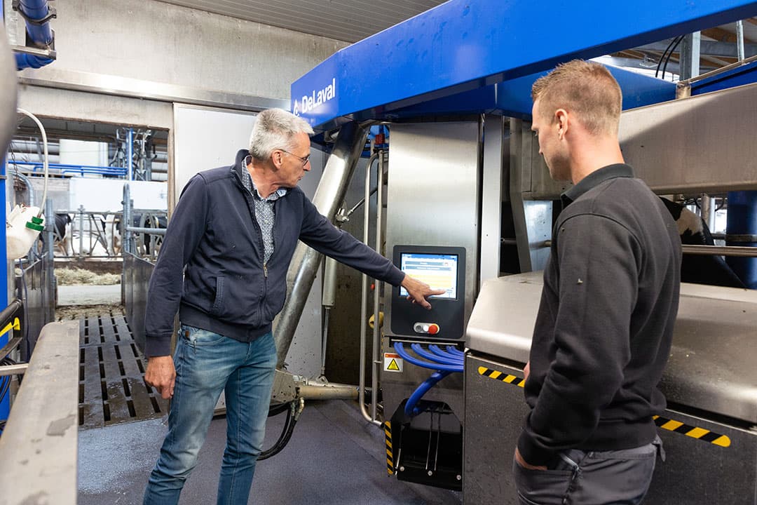 Harry Tuinier geeft uitleg over de melkrobot. Data van de melkrobot vertalen naar dagelijkse duidelijke acties en deze ook opvolgen levert geld op. Dat kan met duidelijke protocollen. - Foto: Herbert Wiggerman