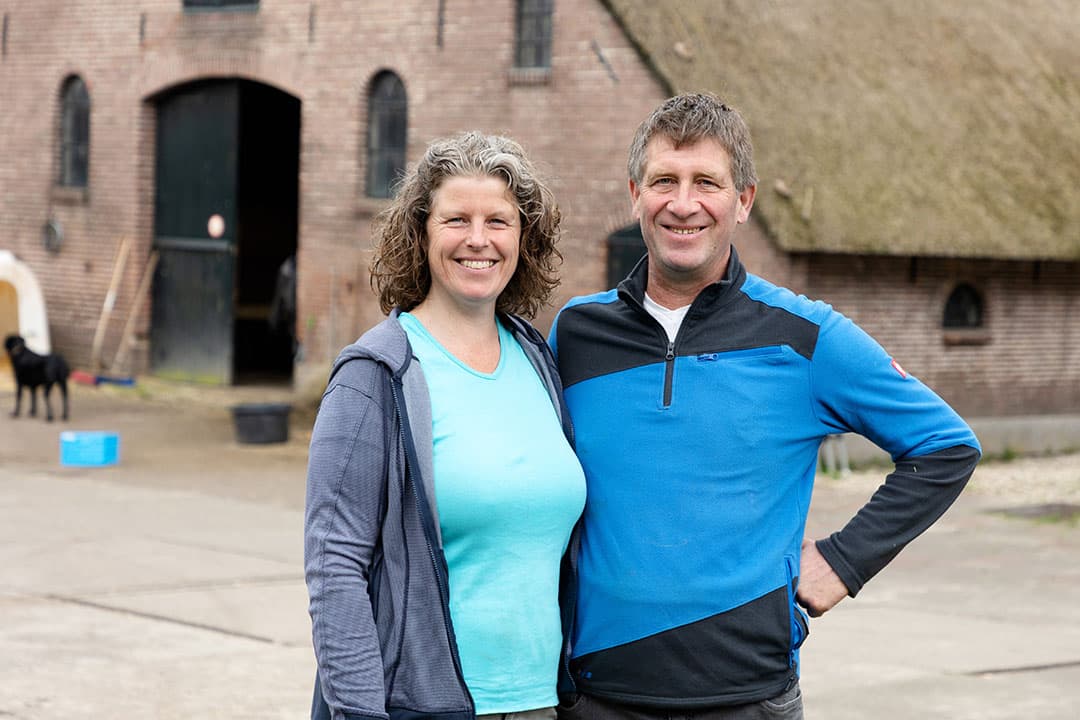 Ko van Rijn (53) en Miranda van Leeuwen – van Rijn (48) runnen boerderij De Zonnewijzer, een natuurinclusief bedrijf met 85 stuks melkvee en 45 stuks jongvee op 52 ha gras (waarvan 7 ha natuurland) en 8 ha mais in Bunnik (U.), op de landgoederen Amelisweerd en Rhijnauwen. Miranda biedt boerderijeducatie aan met onder andere het project ‘Boerderij School’. Ze hebben twee kinderen: Jesse (8) en Lente (9). Het bedrijf heeft een eigen site: www.boerderijdezonnewijzer.nl. - Foto's: Herbert Wiggerman