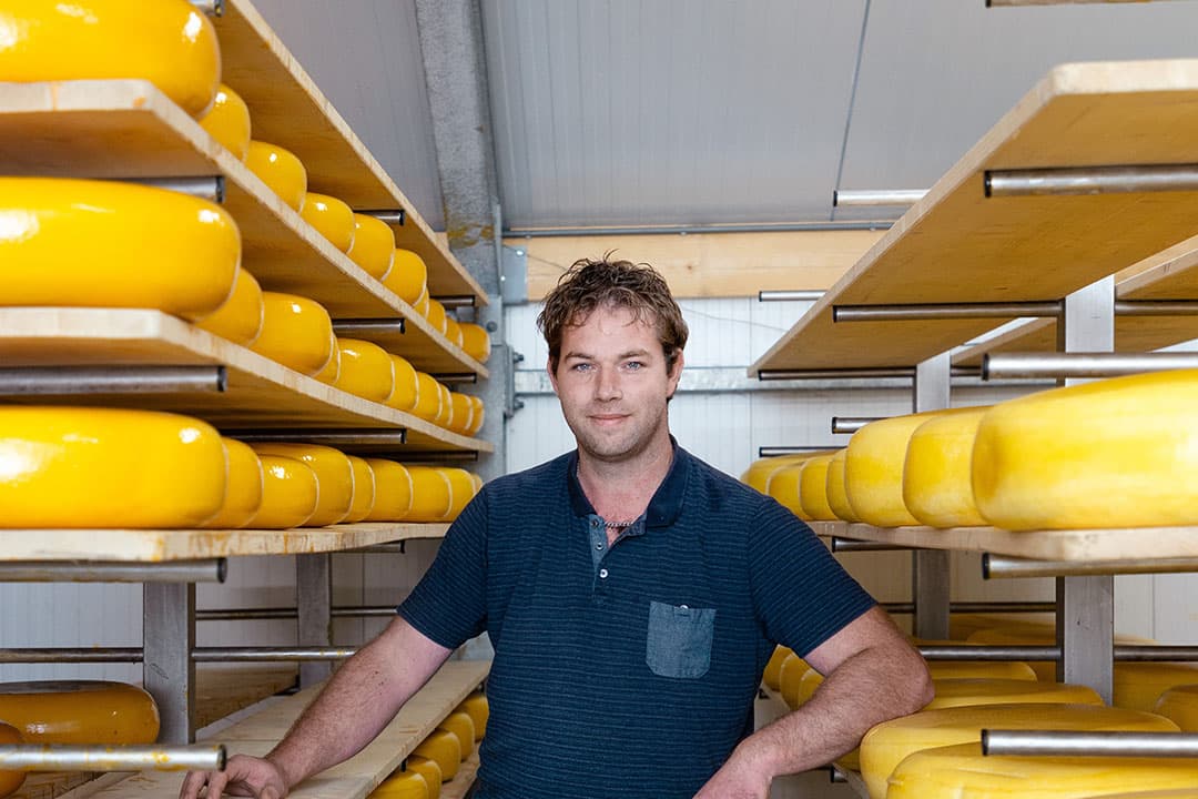 Gertjan Snoek (30) heeft in maatschap met zijn ouders een bedrijf met pluimvee, melkvee en een kaasmakerij. - Foto's: Herbert Wiggerman