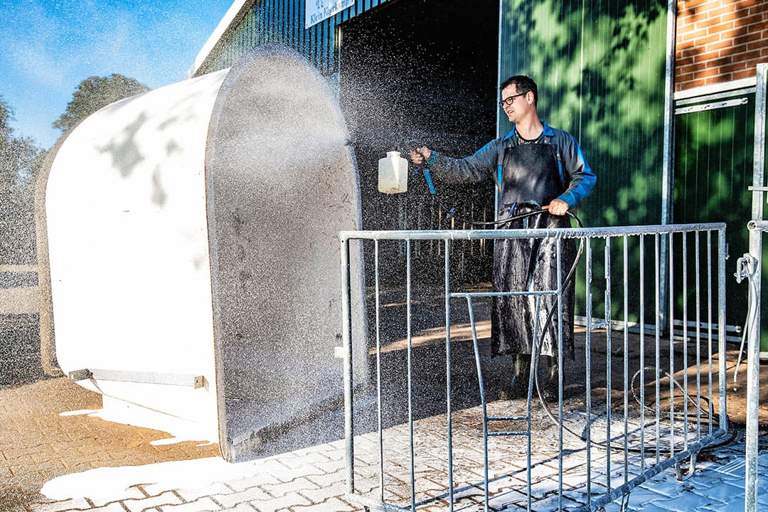 Klein Koerkamp schuimt voor het tanklokaal een van de kalveriglo’s in. Dit schuim gebruikt hij ook voor het schoonmaken van de melkrobots.