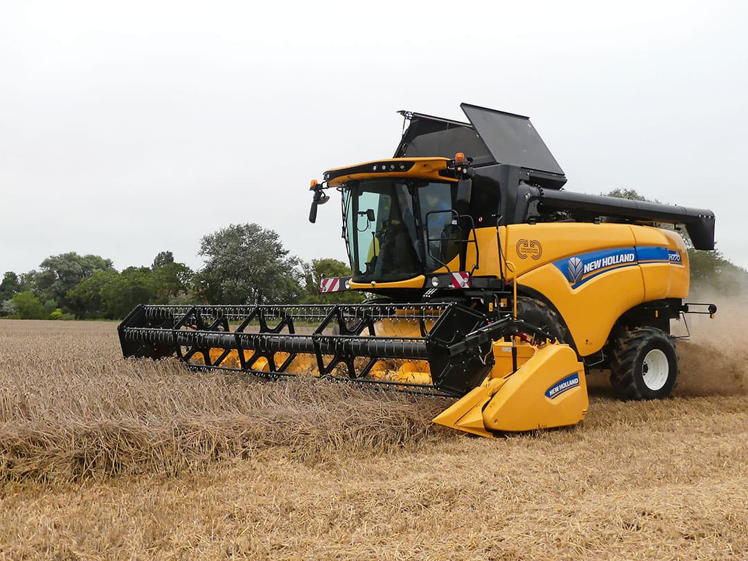 New Holland deelt de CH7.70 qua capaciteit in bij de categorie 30 tot 35 ton per uur, wat hem in de lijn van de flagshipmodellen plaatst. Maar hij heeft de 600 millimeter dorstrommel van de midrangetypen. - Foto's: Martin Smits