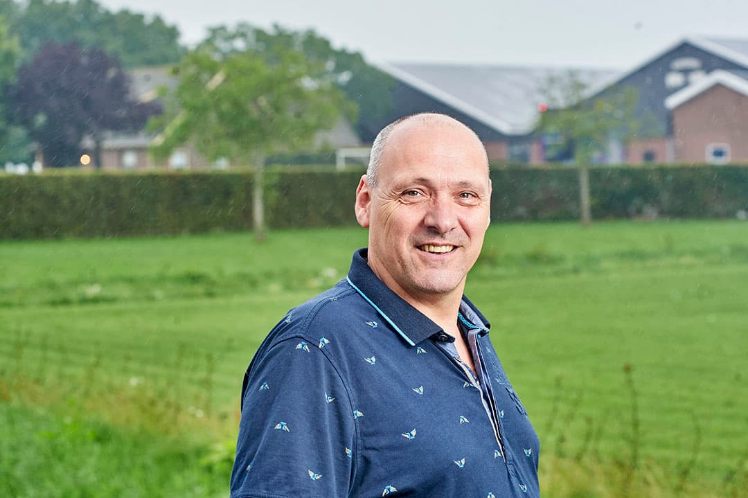 Johnny Bull (52) heeft in Horssen (Gld.) een varkensbedrijf met 2.200 zeugen (TN70 x Tempo) en 5.000 vleesvarkens, inclusief opfokgelten. Op een tweede locatie houdt hij 8.000 vleesvarkens. Ook heeft hij samen met een collega-ondernemer 750 zeugen. - Foto's: Van Assendelft