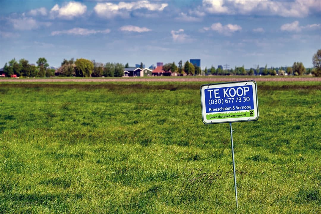 Landbouwgrond wordt verkocht als bouwkavels voor woningbouw. - Foto: ANP