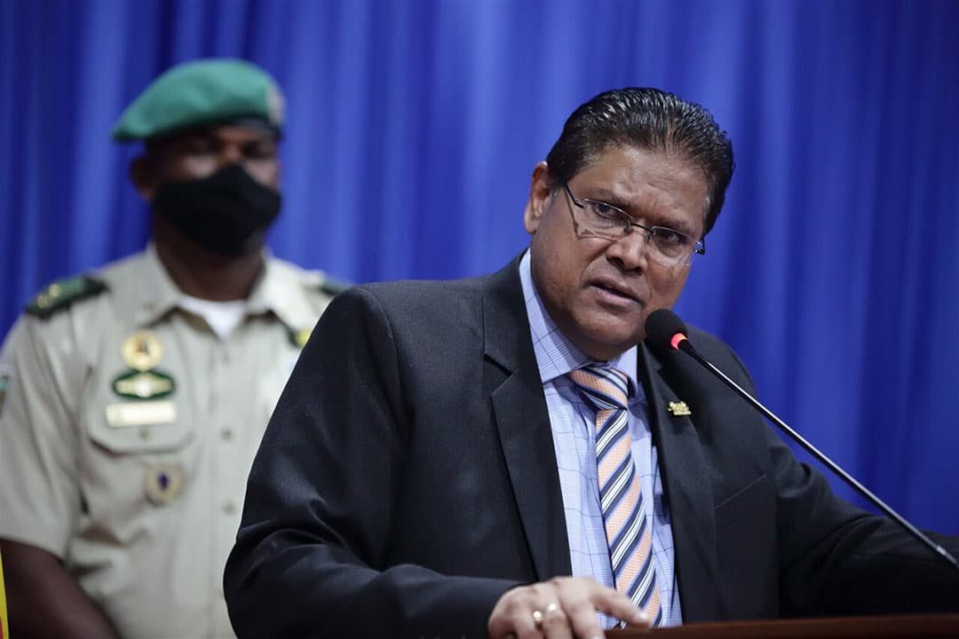 De Surinaamse president Chan Santokhi tijdens een persconferentie vorig jaar over de financiele crisis in het land. - Foto: ANP