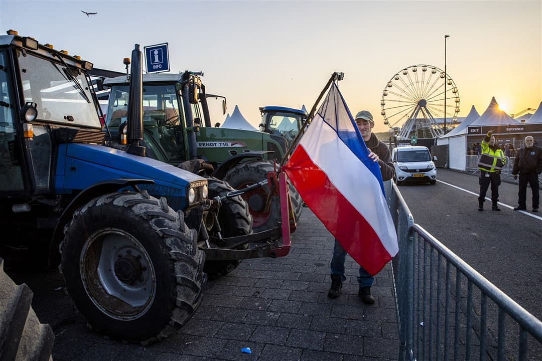 Verassingsprotest van een handjevol trekkers bij het Formule 1-circuit in Zandvoort vrijdagmorgen. De toegangswegen waren afgesloten, maar het lukte boeren om via het strand bij de ingang van het circuit te komen. De boeren vinden het niet te begrijpen dat boeren geraakt worden door de stikstofaanpak, maar dat het raceweekend wel door mag gaan. - Foto: ANP