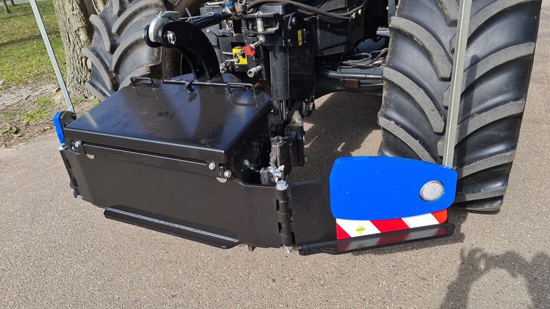 De frontgewichten hebben een opbergbox met een inhoud van 145 liter. - Foto: Agribumper