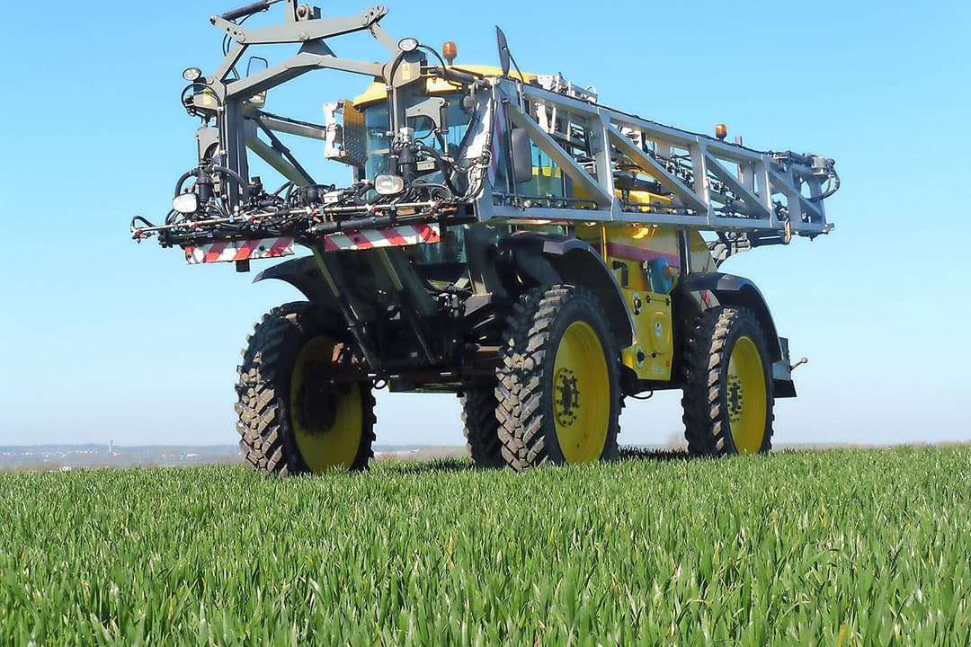 De flexibele Alliance 363 VF is een band speciaal voor afwisselend gebruik in het veld tussen gewasrijen en vervolgens op de weg tijdens verplaatsingen. - Foto: Alliance