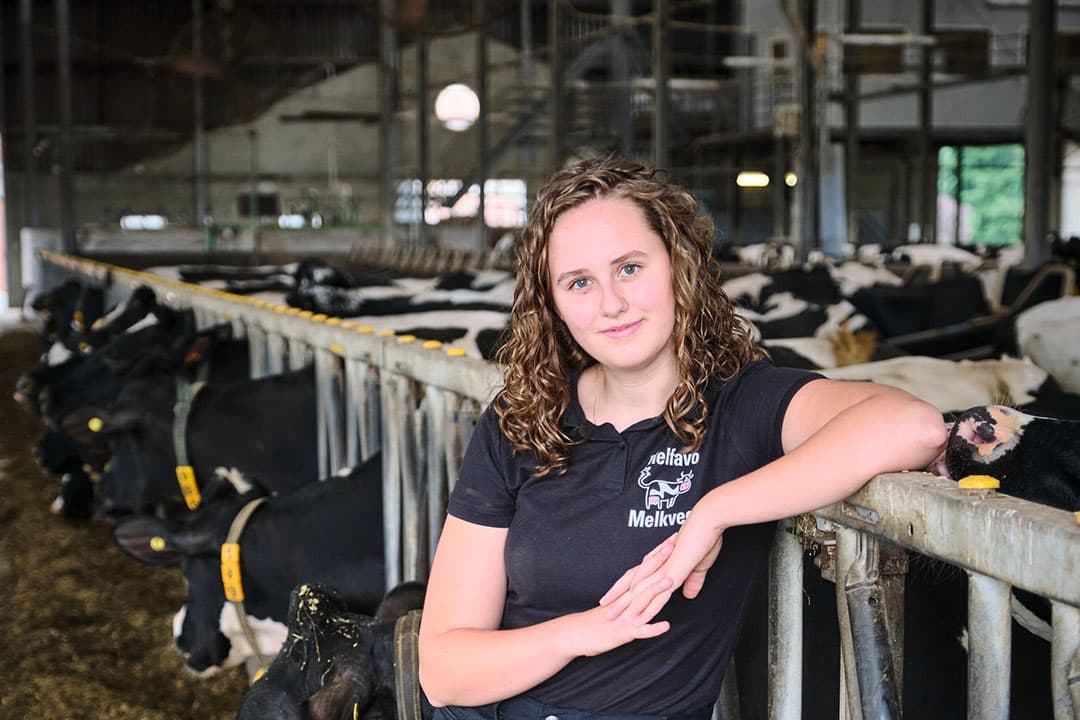 Merle Voermans (20) woont in Graauw (Zld.). Ze studeert nog en wil op termijn het ouderlijk bedrijf met 200 melkkoeien overnemen. - Foto's: Fred Libochant