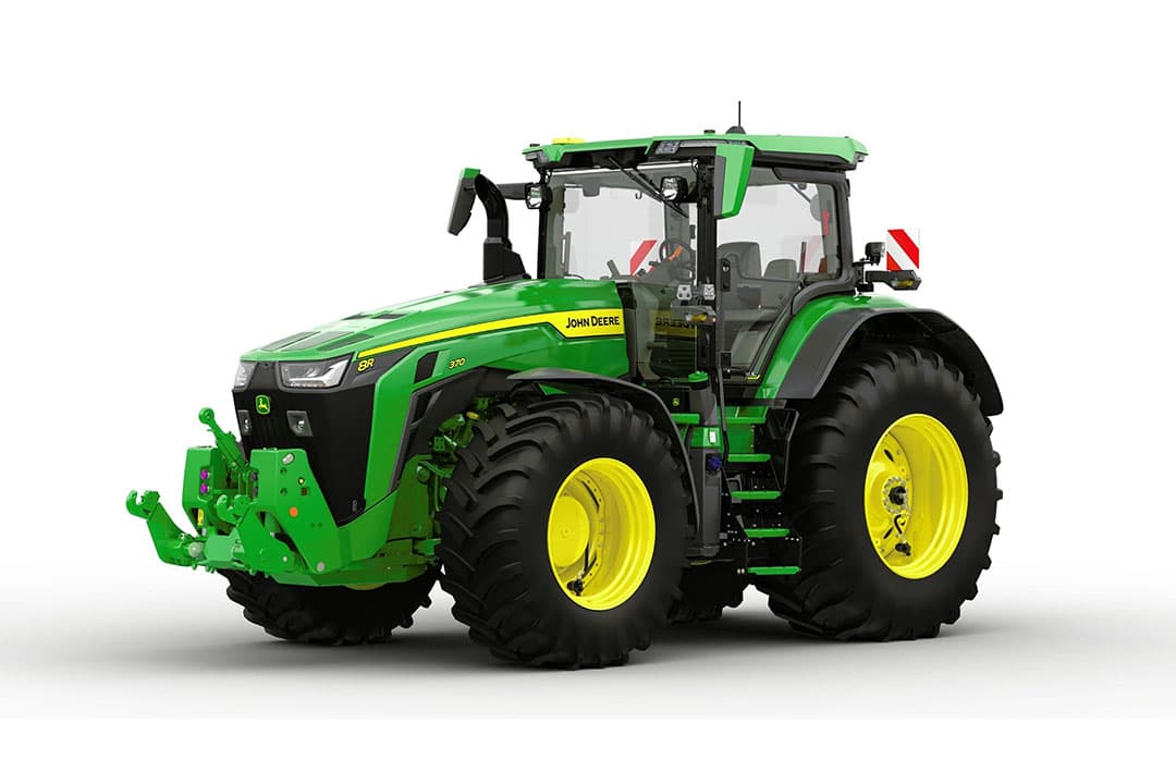 De 8R is nu leverbaar met een geïntegreerd bandenspanningswisselsysteem. Hierbij lopen de luchtleidingen dóór de assen, in plaats van buitenom. Foto's: John Deere