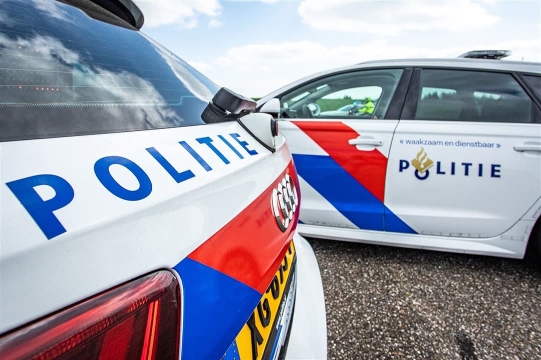 Actievoerders zijn een voor een losgemaakt en naar het politiebureau gebracht. - Foto: ANP
