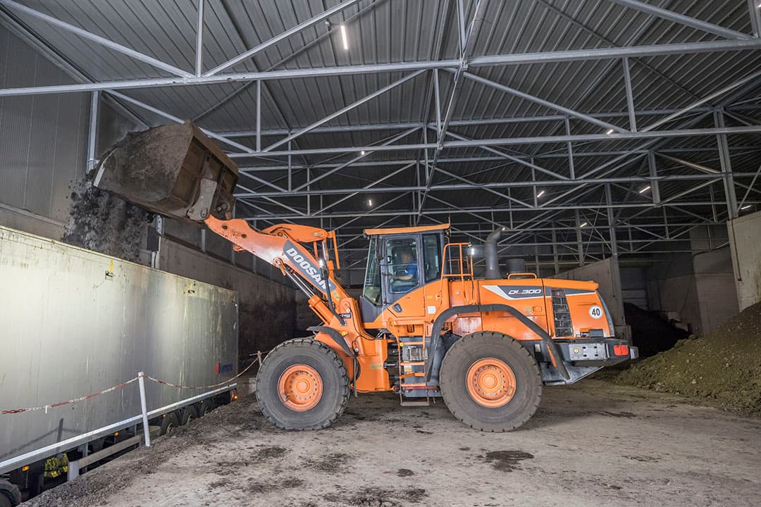 Het laden van de dikke fractie van mest. Naar een kwalitatief goed en constant mestproduct ontstaat vraag. - Foto: Koos Groenewold
