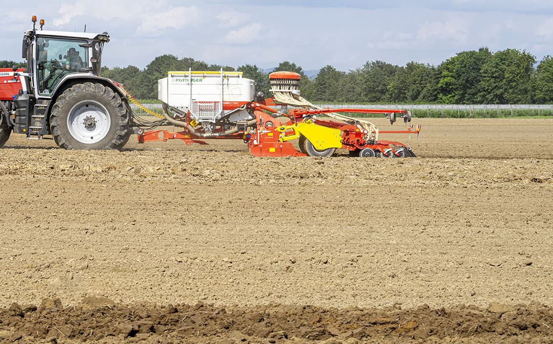 Pöttinger komt nu met een getrokken uitvoering van de Aerosem-rotorkopeg-zaaicombinatie. Vorig jaar presenteerde de fabrikant een gedragen uitvoering met bijhorende fronttank. - Foto's: Pöttinger.