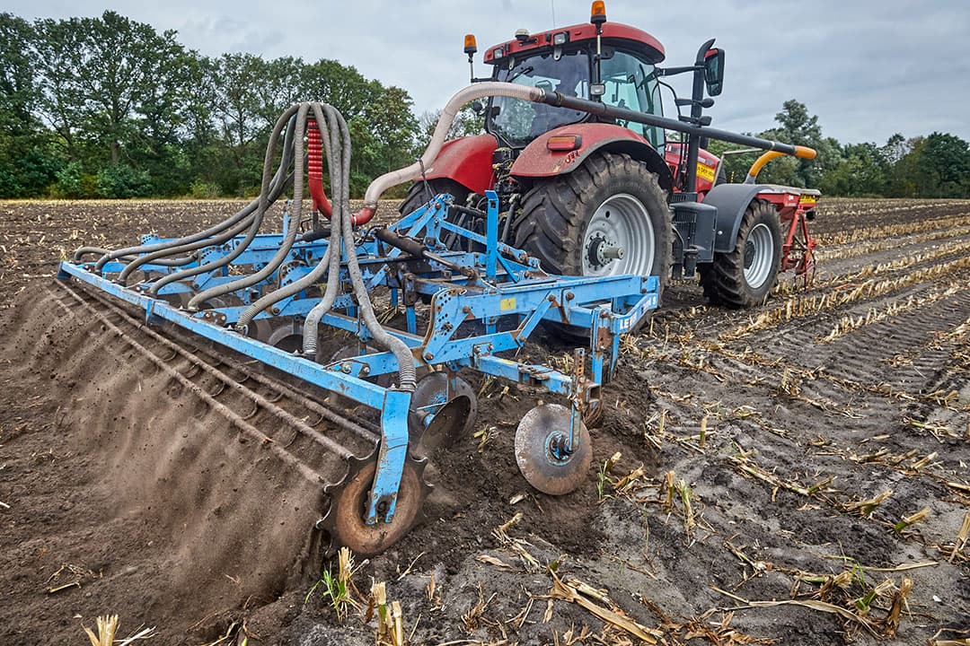Het zaaien van vanggewas na maisoogst. - Foto: Van Assendelft Fotografie