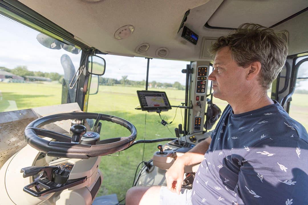 Met de zelf(op)bouw stuurautomaat komt nauwkeurig handsfree rijden ook in het bereik van veehouders en andere 'kleine' trekkergebruikers. - Foto's: Koos Groenewold