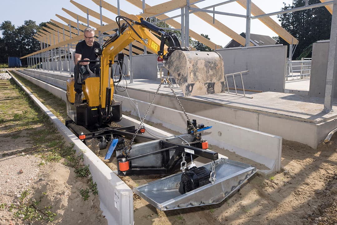Het aanbrengen van het ontmestingssysteem in de onderkeldering van de tweede stal van het ZonVarken in De Heurne (Gld.). -Foto: Koos Groenewold