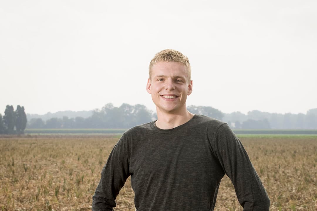 Leon Bos (24) heeft in Biddinghuizen een akkerbouwbedrijf met zijn ouders. - Foto's: Koos Groenewold