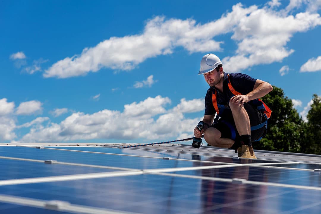 Veel boeren doen al van alles op het gebied van klimaat. Ze hebben bijvoorbeeld zonnepanelen. - Foto: Canva