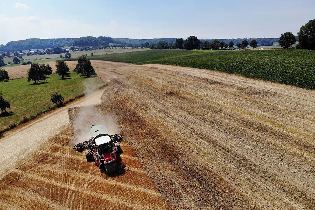 Limburg kent uiteenlopende landschappen en grondsoorten. Qua gebruik is in het Zuiden met de glooiende percelen de hoofmoot akkerbouw en fruitteelt. - Foto: Hans Prinsen