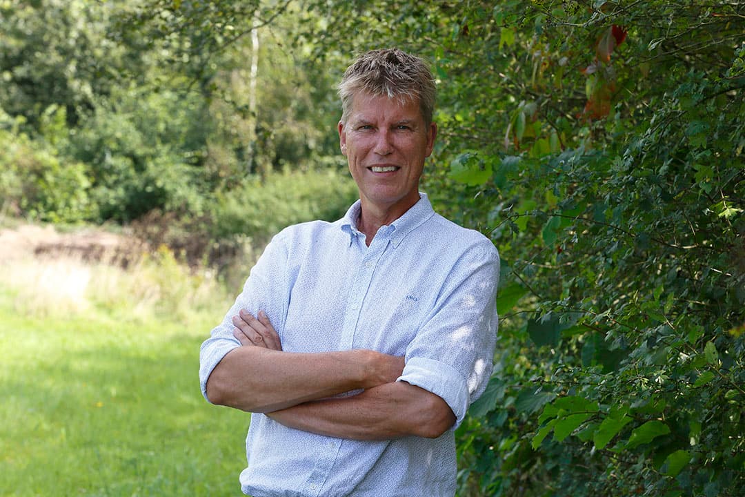 Carel de Vries (63) is oud-bedrijfsleider van proefboerderij De Marke, en daarna o.a. projectleider Koeien & Kansen, Bioveem. en melkvee innovatie-organisatie Courage. Hij is ook betrokken bij Floating Farm; het drijvende melkveebedrijf in de haven van Rotterdam. In 2010 hielp hij FrieslandCampina met de ontwikkeling van Foqus Planet. In 2014 heeft Carel met Johan Temmink (ForFarmers) de VKA (Vruchtbare Kringloop Achterhoek en Liemers) opgericht, waarvan hij tot 1 januari 2020 projectleider was. - Foto: Hans Prinsen