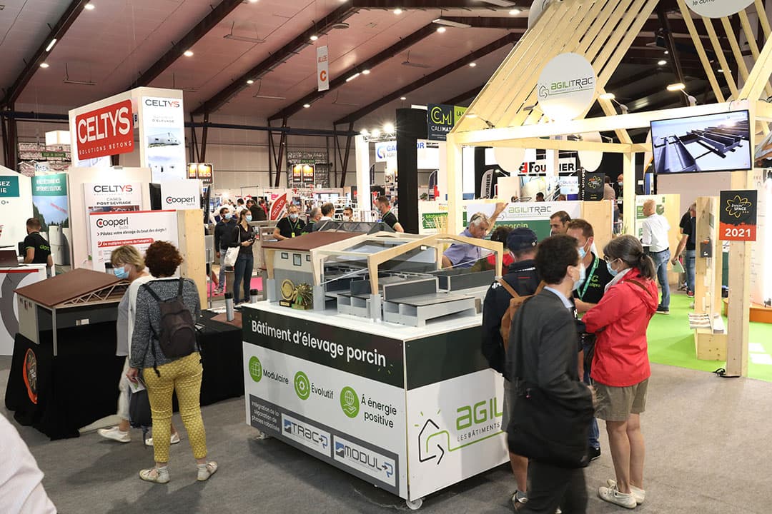 Een schaalmodel van een stal met AgiliTrac is te vinden op veehouderijbeurs Space, in Rennes. op de achtergrond diverse kapuitvoeringen voor de stal. - Foto: Henk Riswick