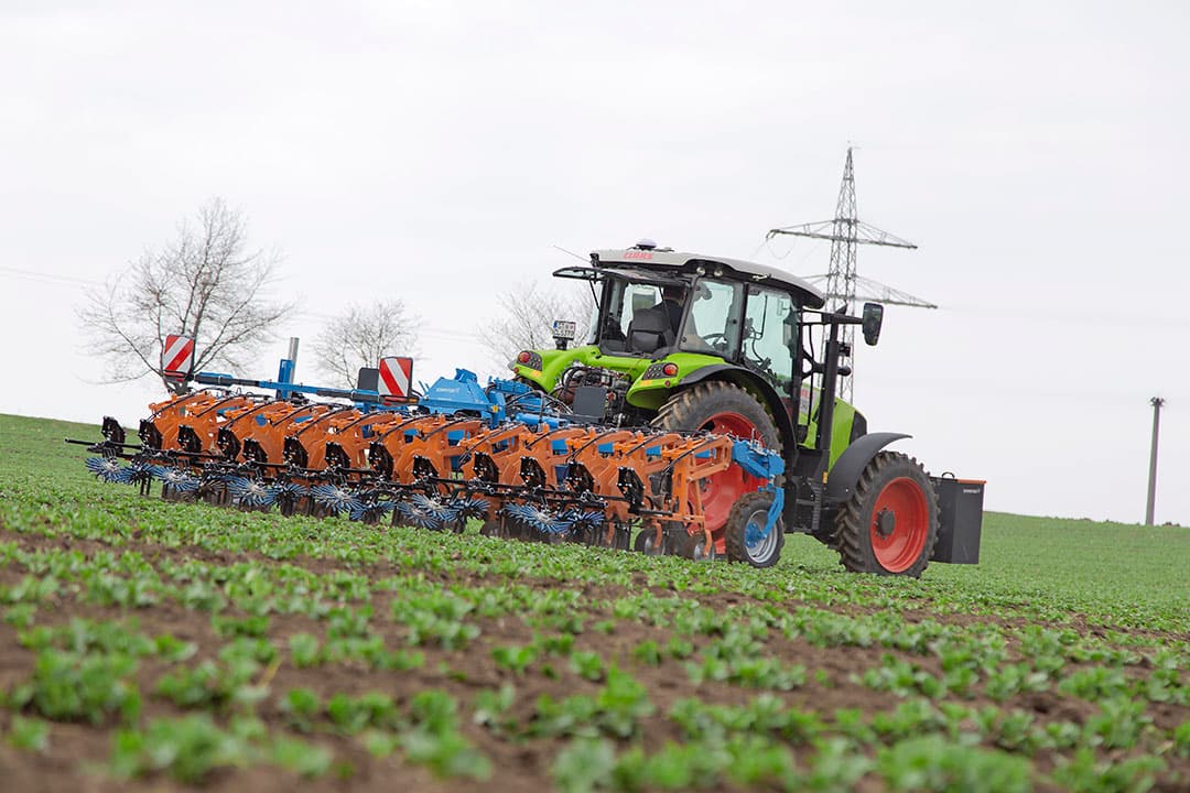 Schmotzer verkocht in 2019 zijn schoffeltechniek aan Amazone. De naam en de blauw-met-oranje kleurstelling blijft, maar inmiddels zijn er al wel de eerste technische vernieuwingen: de Venterra met een nieuw frame en meer bodemvrijheid. - Foto: Soenke Schulz
