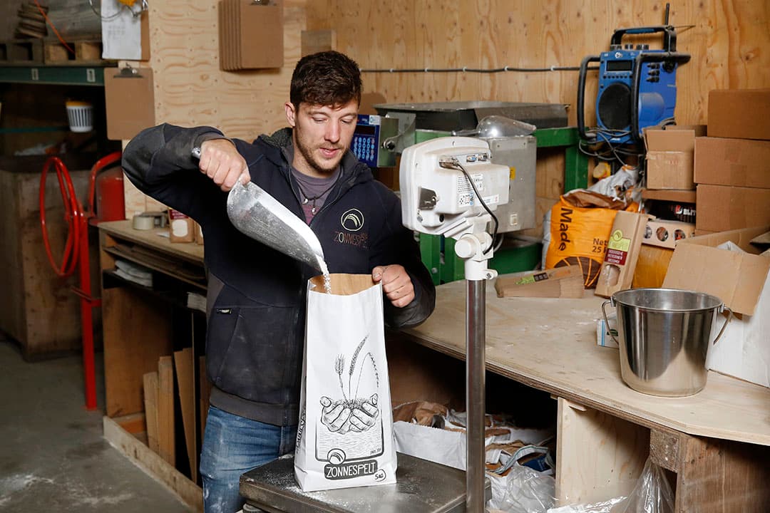 In 2020 heeft Zonnespelt een kleinverpakkingslijn opgezet. Daarnaast verwerkt Scherpbier broodmixen met veldbonenmeel handmatig in verpakkingen van vijf kilo. Lees onderaan dit artikel een interview met deze ondernemer. - Foto: Studio Kastermans