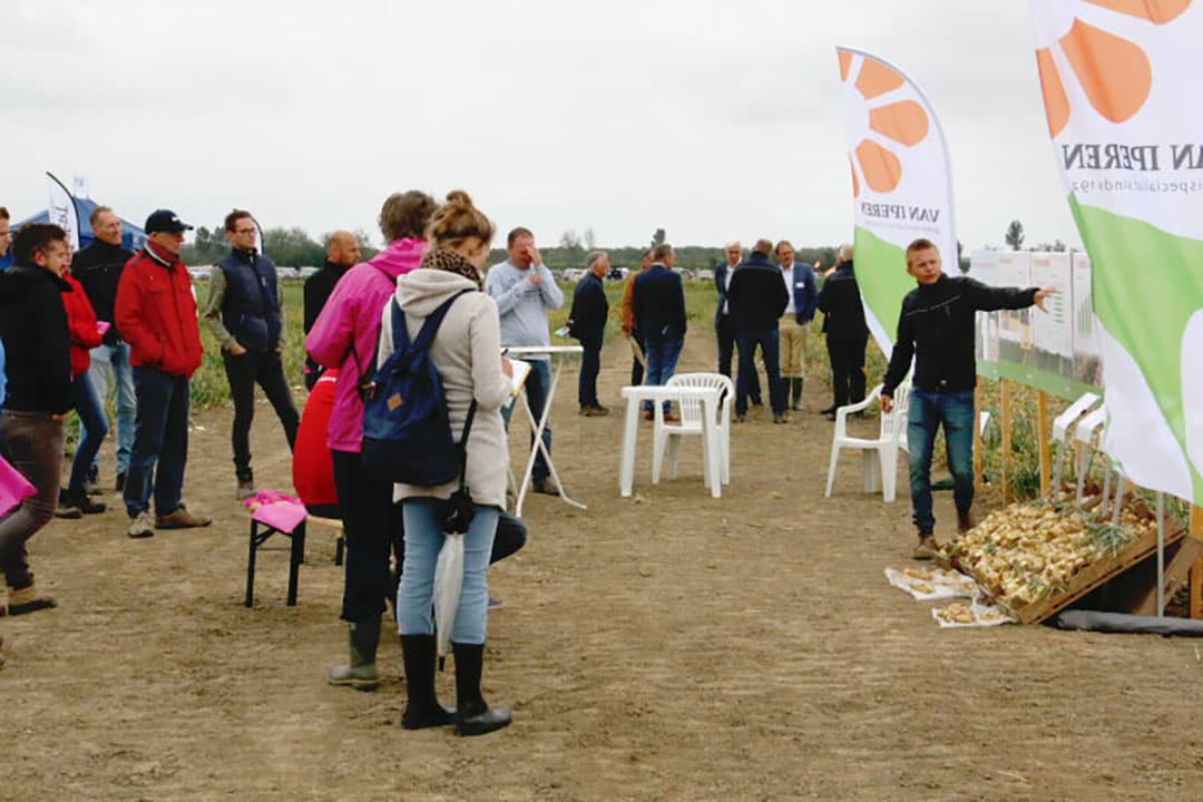 Naast de bekende proeven op het gebied van bemesting, gewasbescherming en gewasversterkers liggen er dit jaar, voortbordurend op de opgedane kennis van vorig jaar, uitgebreide proeven op het gebied van dripirrigatie. Hier krijgt een groep uitleg over de fertigatieproeven van Van Iperen. - Foto's: Anton Dingemanse