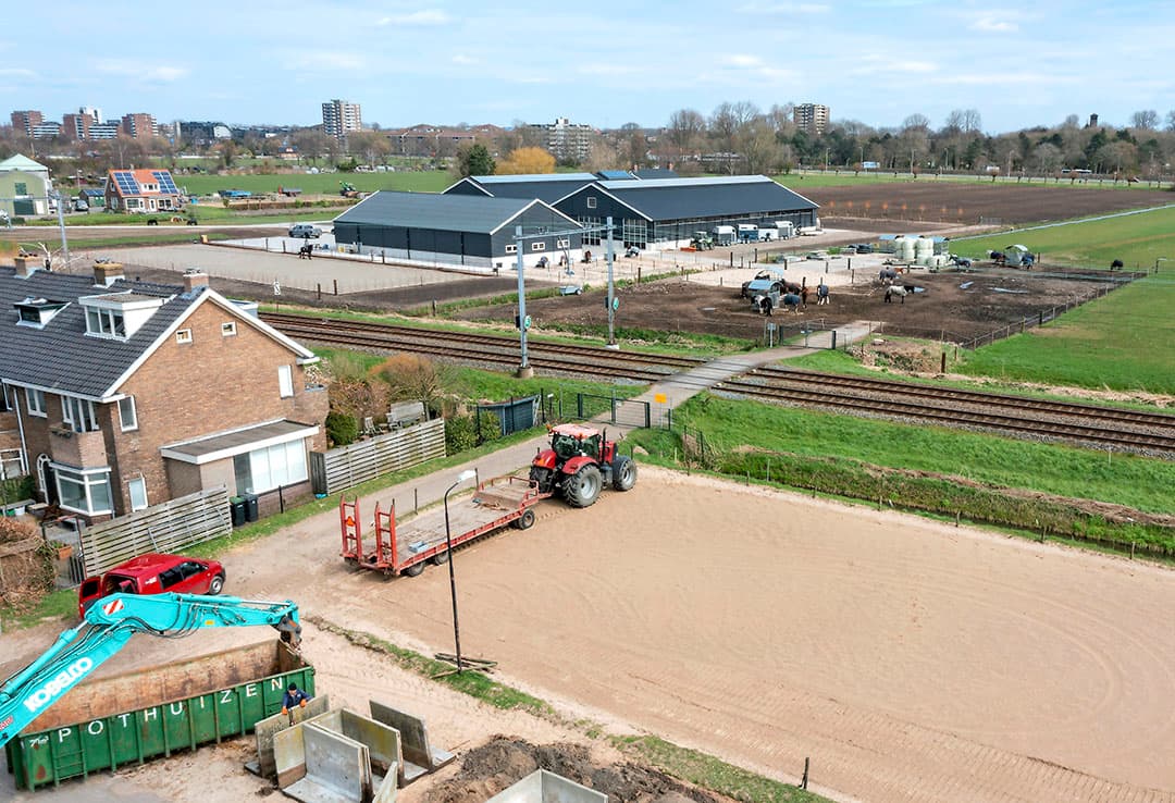 Deze voorheen onbeveiligde spoorwegovergang in het Noord-Hollandse Santpoort-Zuid is begin dit jaar opgeheven. Het bedrijf van de boer is verplaatst naar de huiskavel (boven). Zowel hij als zijn vee hoeft het spoor nooit meer over te steken. - Foto: Cor Salverius