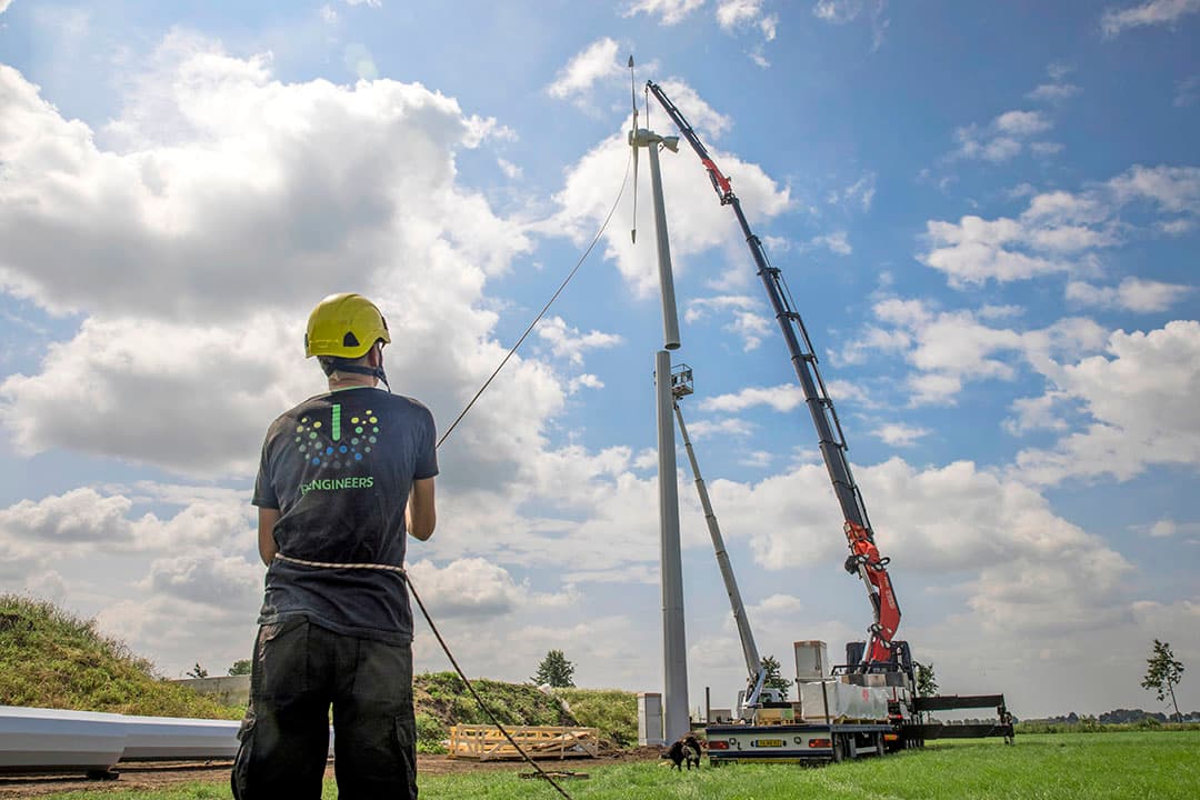 Het plaatsen van de windmolens bij melkveebedrijf Visscher in Rouveen (Ov.). Visscher investeerde in twee windmolens en 240 zonnepanelen.  - Foto: Koos Groenewold