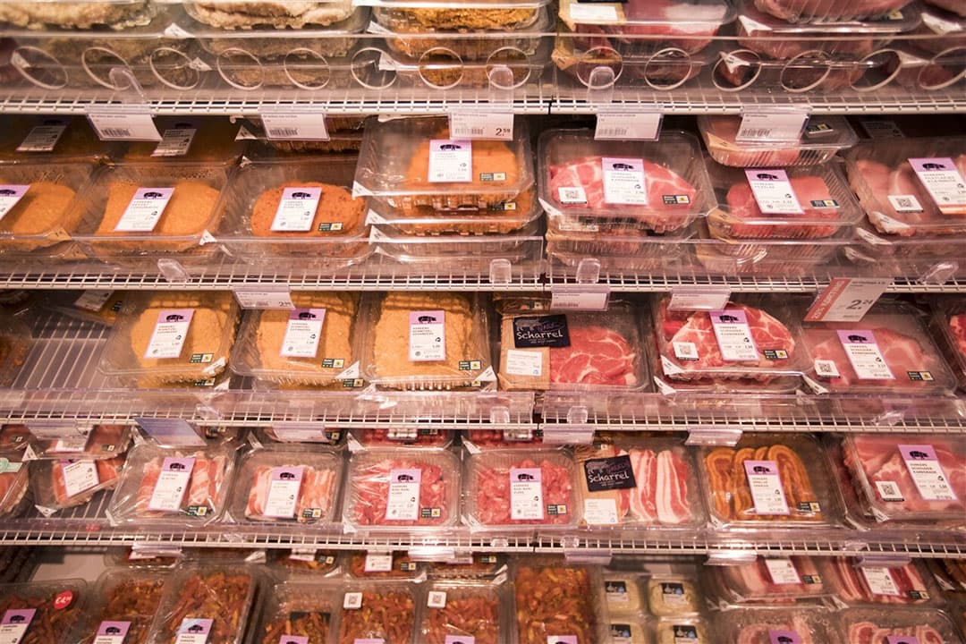Varkensvlees in supermarktschap.  Acties met relatief dure varkensvleesonderdelen als varkenshaas veroorzaken grotere prijsfluctuaties dan een actie met speklapjes voor de barbecue.- Foto: ANP