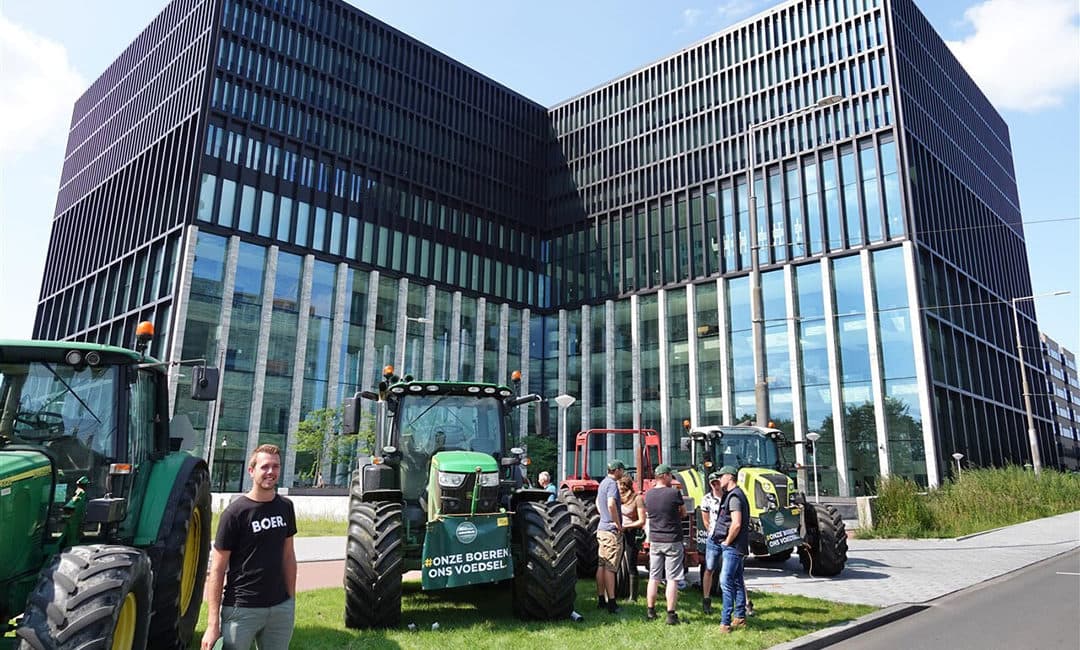 Boeren bij de rechtbank. Agractie heeft aangifte gedaan tegen een anti-zuivelcampagne van de organisatie Dier&Recht. - Foto: ANP/Berlinda van Dam