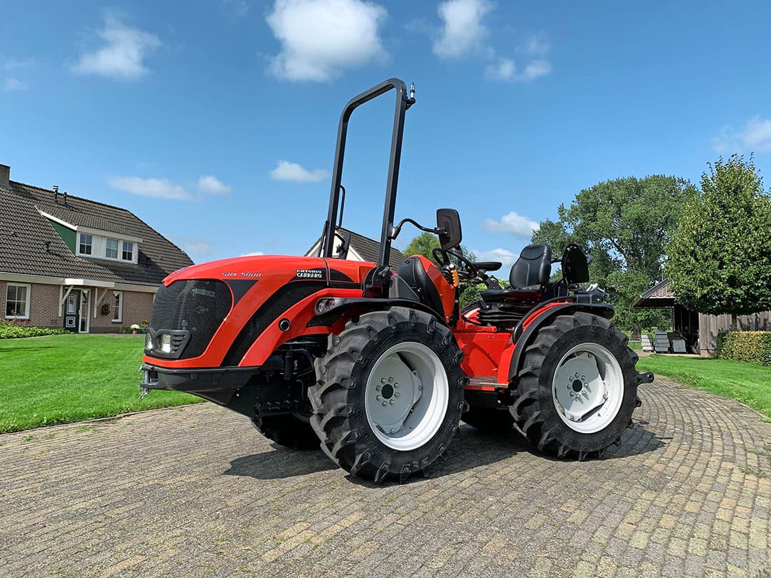De Antonio Carrero SRX 5800 is een compacte kniktrekker van 52 pk. - Foto: Hissink
