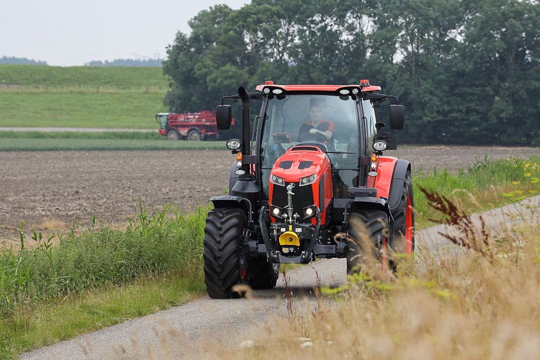 De tweede generatie Kubota M6-serie is een geheel nieuwe trekker, waarvoor de fabrikant een nieuwe achttraps powershifttransmissie ontwikkelde. Kubota bouwt de trekkers in Japan. De eerste twee demotrekkers zijn gearriveerd in Nederland. - Foto: Bob Karsten
