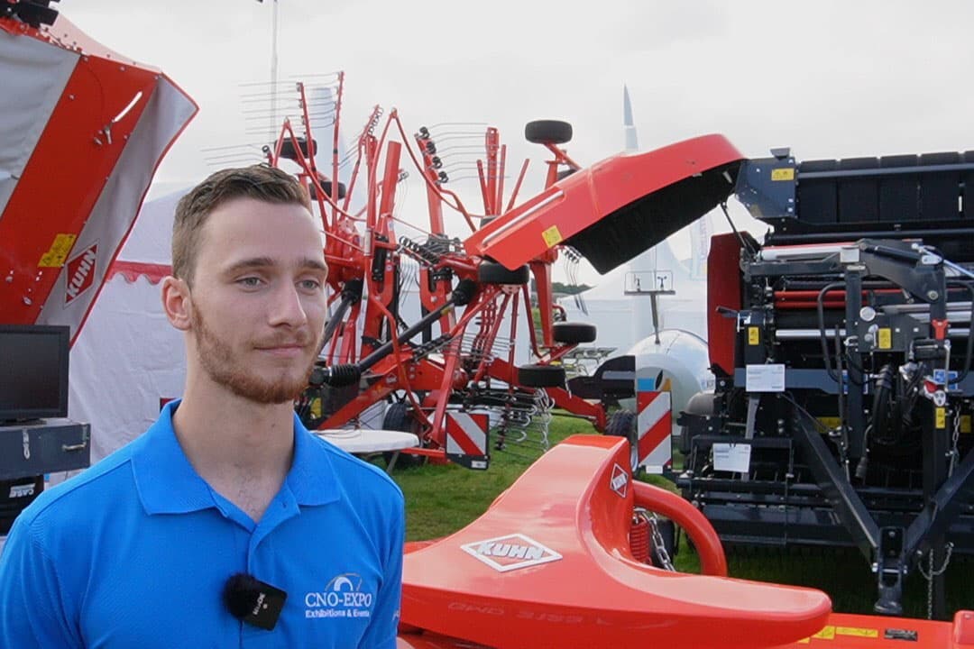 Thomas Nijhof, manager bij CNO-Expo vertelt wat er te zien is op het beursterrein. - Foto: Boerderij
