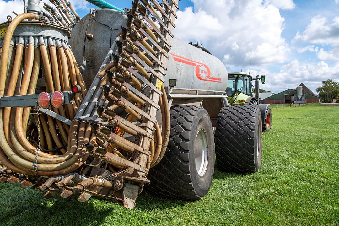 De bewerkingskosten zeggen iets over de efficiëntie van de eigen mechanisatie en de inzet van de loonwerker. Ze vormen ongeveer 20% van de bruto kosten met grote verschillen tussen bedrijven. - Foto: Cor Salverius